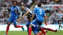 Gelandang Newcastle Yohan Cabaye (tengah) dihadang oleh beberapa pemain Hull City pada pertandingan Liga Utama Inggris antara Newcastle vs Hull City (21/09/13). (AFP/Ian Macnicol)