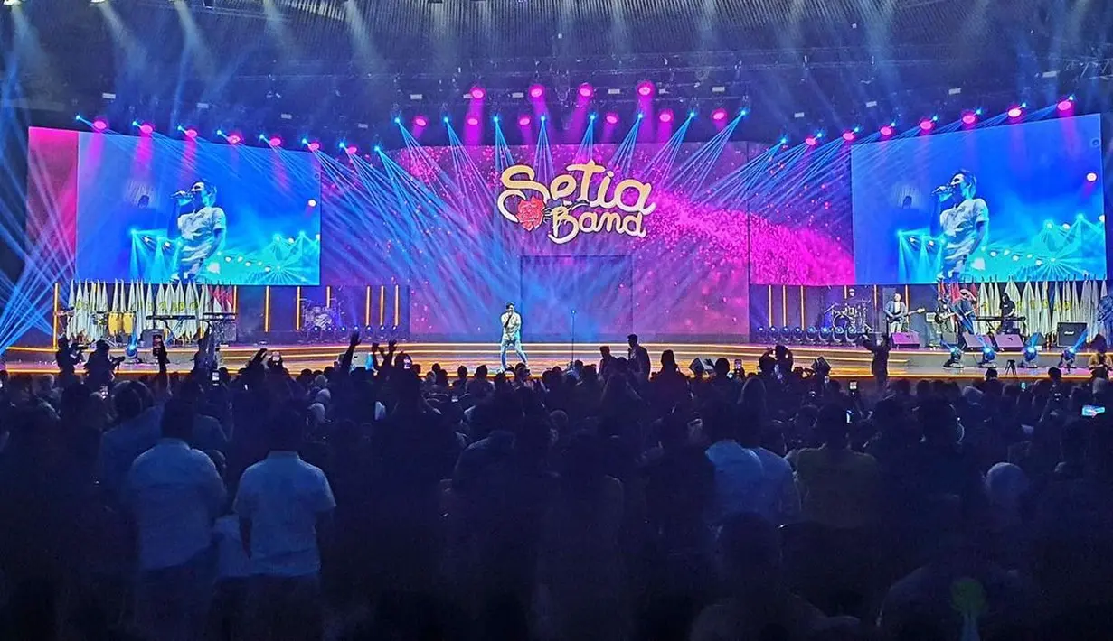 Charly van Houten saat menghibur penonton di atas panggung. Charly bersama sejumlah kru Setia Band mendapatkan pertolongan dan penanganan medis. Tampak dalam video tersebut, Charly Van Houten kecelakaan mengalami luka ringan. (Instagram/charly_setiaku)