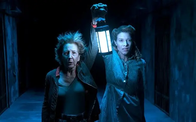 Lin Shaye dan Tessa Ferrer dalam Insidious Chapter 4. (Twitter - @EW)