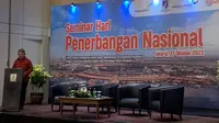 Ketua Asosiasi Pengguna Jasa Penerbangan Indonesia (APJAPI) Alvin Lie dalam Seminar Nasional Hari Penerbangan Nasional di Graha CIMB Niaga, Jumat (27/10/2023). (Tasha/Liputan6.com)
