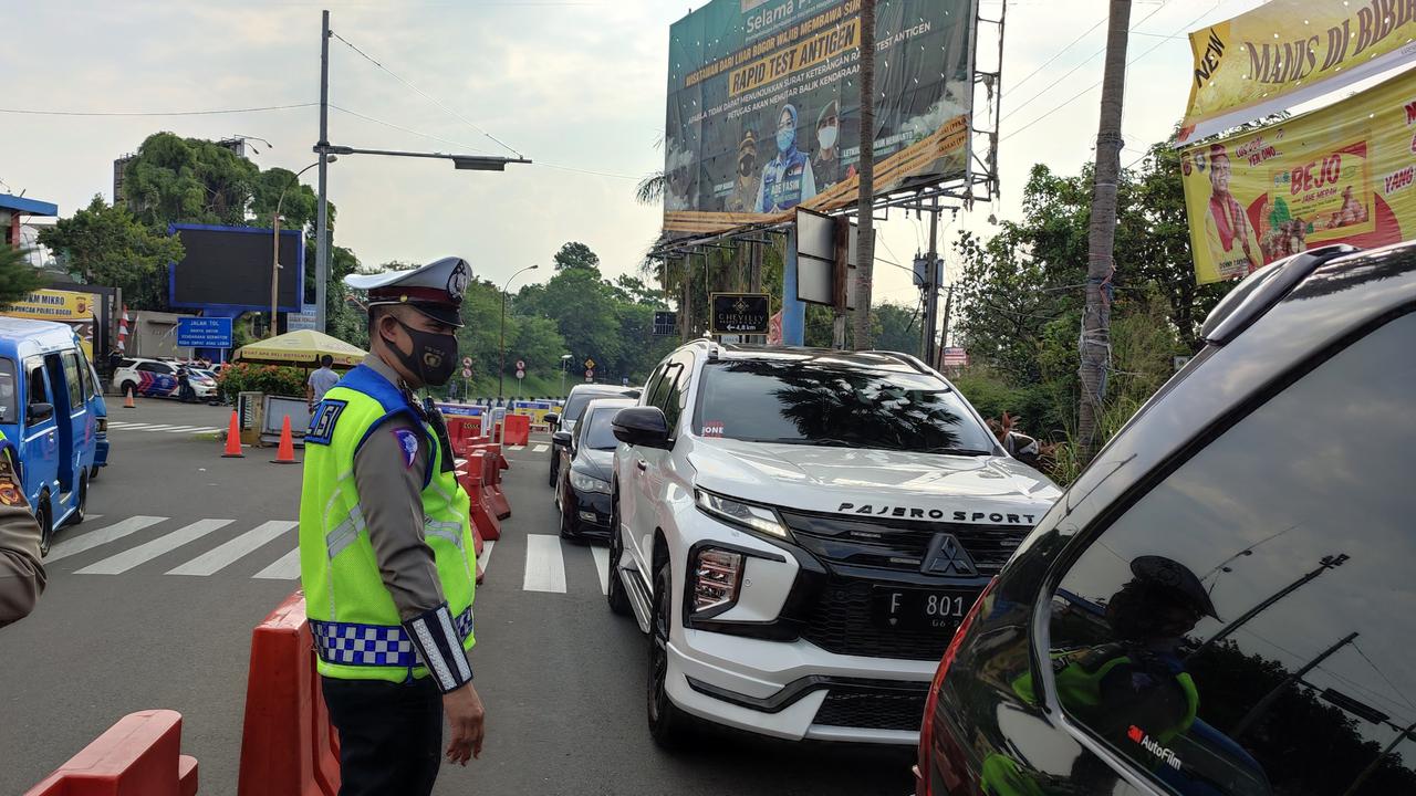 Ganjil genap di jalur Puncak, Kabupaten Bogor, Jawa Barat, Jumat (3/9/2021).
