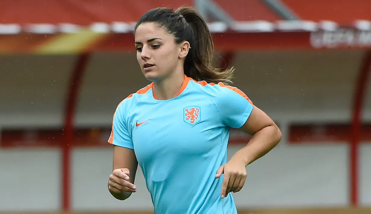 Gelandang Belanda Danielle van der Donk saat mengikuti sesi latihan jelang semifinal UEFA Women Euro 2012 melawan Inggris di Enschede (2/8). Pesepak bola wanita 25 tahun ini merupakan pemain klub Arsenal. (AFP Photo/John Thys)