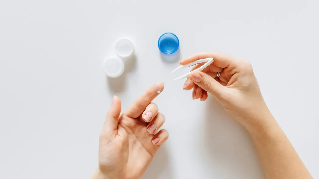 Do's & Don'ts Penggunaan Softlens yang Harus Kamu Tahu (photo by pexels.com)