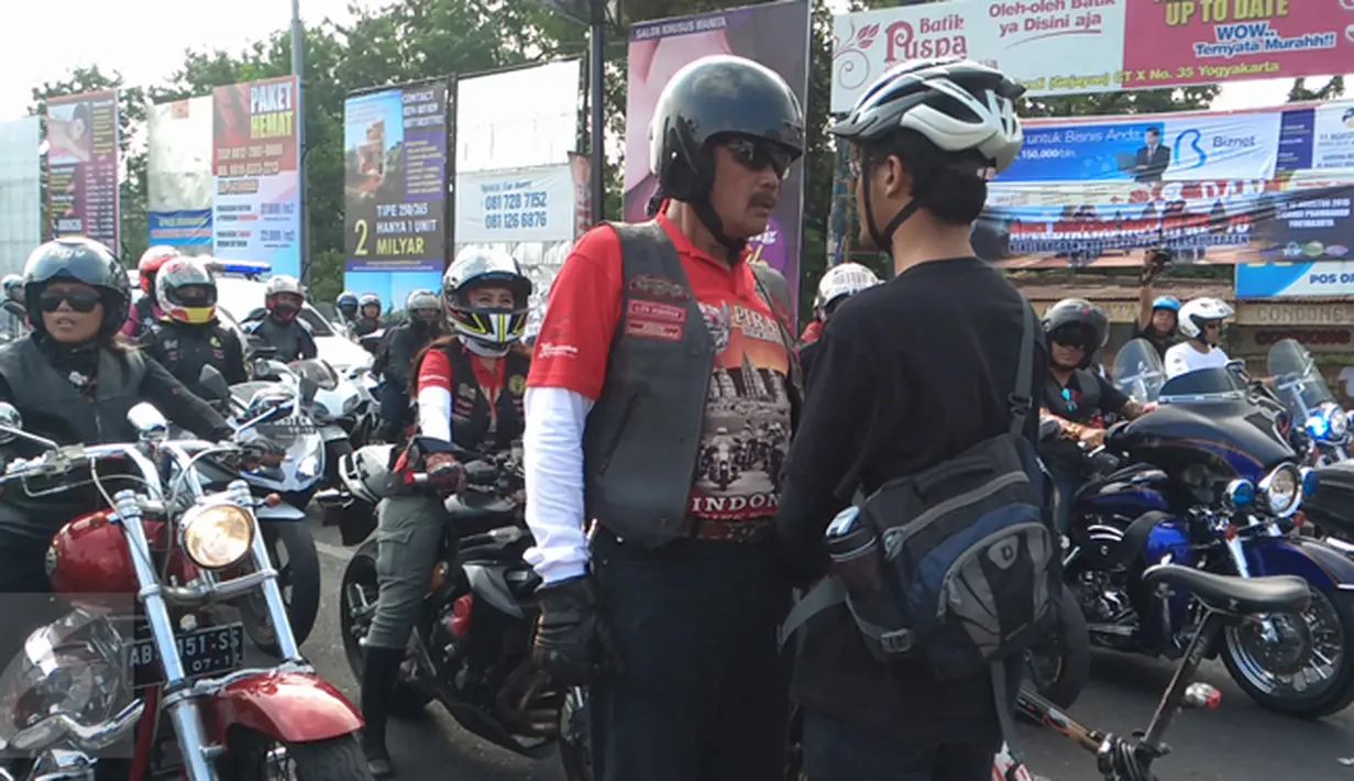 Elanto Wijoyono didatangi seorang peserta konvoi motor gede saat melakukan aksi di Yogyakarta, Sabtu (15/08/2015). Elanto dan Andika mengaku merasa resah melihat berbagai pelanggaran lalu lintas yang dilakukan pengendara motor gede. (foto: Suryo Wibowo)