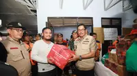 Penjabat (Pj) Gubernur Jawa Tengah, Nana Sudjana meninjau lokasi banjir bandang di Desa Wangandowo, Kecamatan Bojong, Kabupaten Pekalongan, pada Kamis, 14 Maret 2024.