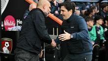 Andoni Iraola (kanan) saat bersalaman dengan Pep Guardiola. (Glyn KIRK / AFP)