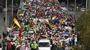 Ribuan guru melakukan aksi unjuk rasa di Bogota, Kolombia, Selasa (6/6). Pada aksinya, massa guru menuntut kenaikan gaji dan kondisi kerja yang lebih baik. (AP Photo / Fernando Vergara)