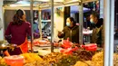 Warga membeli makanan di sebuah kedai di wilayah Xiushan, Chongqing, China barat daya, Jumat (27/2/2020). Kegiatan produksi dan kehidupan sehari-hari warga berangsur normal berkat upaya pengendalian virus corona COVID-19 yang efektif di Xiushan. (Xinhua/Liu Chan)