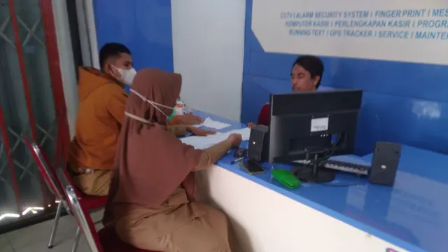 Usai konferensi pers, Agus Ariyanto (42), anak kandung pasien didatangi pihak RSUD Dr R Soetijono Blora di tempat kerjanya. (Liputan6.com/Ahmad Adirin)