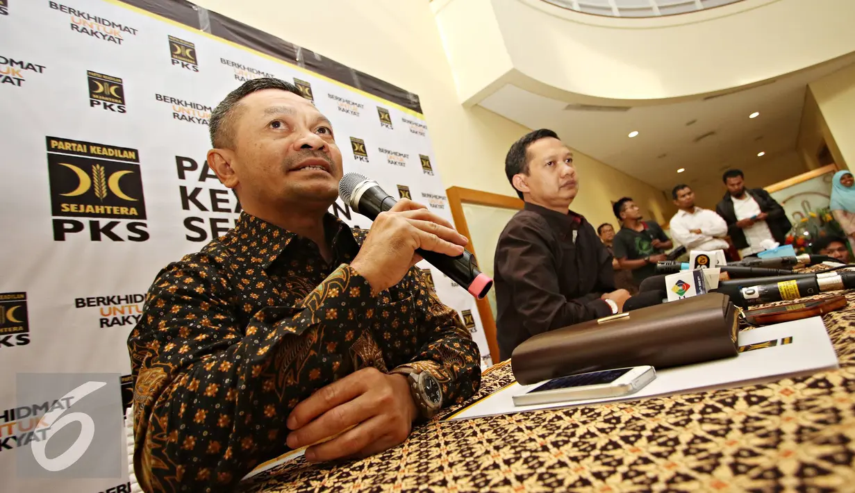 Ketua Bidang Hukum DPP PKS Zaenudin Paru menyampaikan keterangan terkait pemecatan terhadap Fahri Hamzah, Jakarta, Senin (4/4). Keputusan pemberhentian Fahri diambil karena dianggap melanggar disiplin organisasi. (Liputan6.com/Immanuel Antonius)