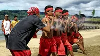 Beberapa kesenian asli tradisional Indonesia, berangkat dari kemistisan di sekitar masyarakat. Berikut di antaranya