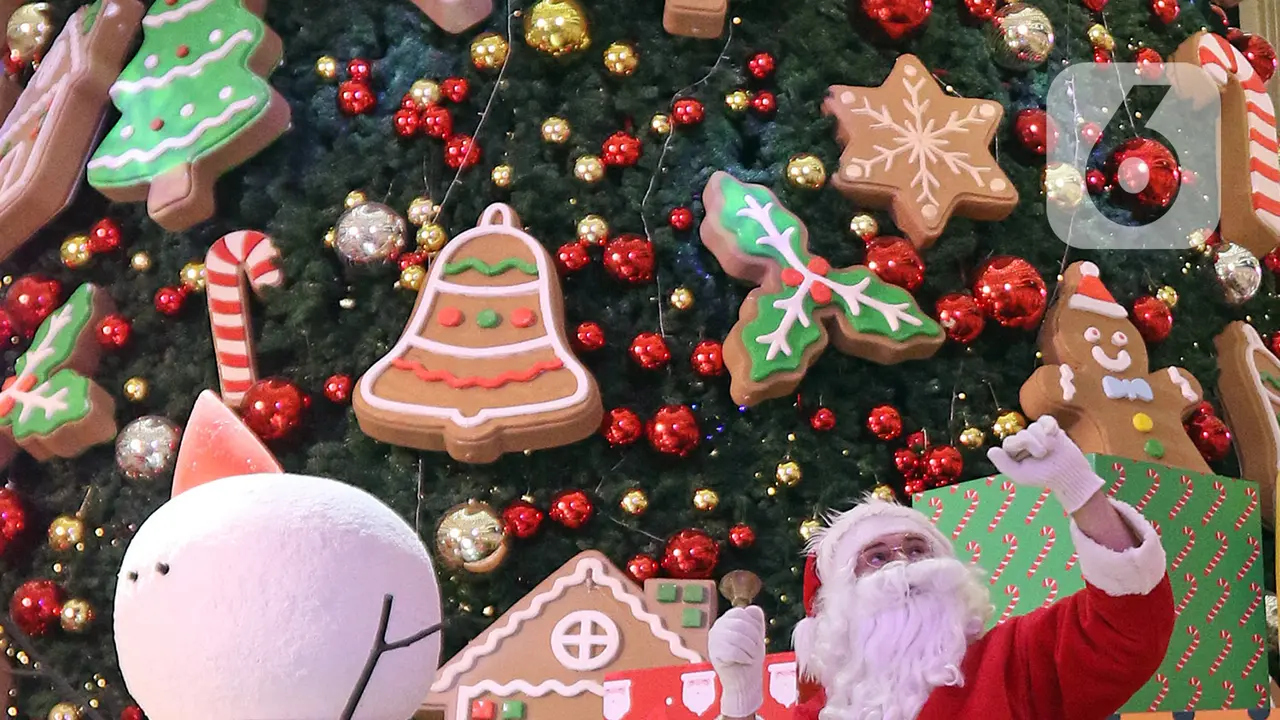 FOTO: Lengkapi Kebahagiaan Natal, Sinterklas Hibur Pengunjung Mal di Jakarta
