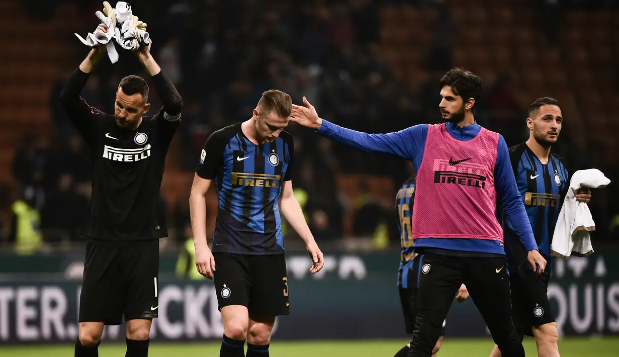 Para pemain Inter Milan tampak lesu usai ditaklukkan Lazio pada laga Serie A di Stadion Giuseppe Meazza, Minggu (31/3). Inter Milan takluk 0-1 dari Lazio. (AFP/Marco Bertorello)