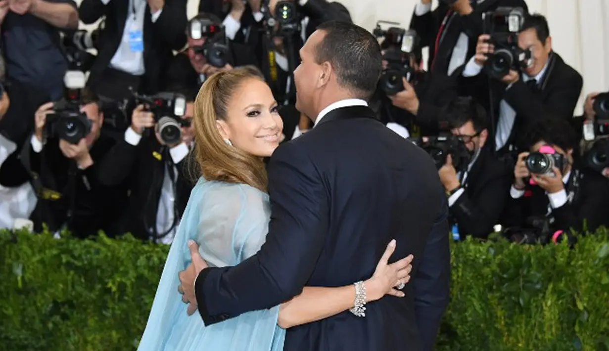 Jennifer Lopez, hadir di Met Gala 2017 tak sendirian. Bersama sang kekasih, Alex Rodriguez, wanita yang akrab disapa JLo ini berlenggang di karpet merah dalam ajang bergengsi yang digelar di New York (1/5/2017). (AFP/Bintang.com)