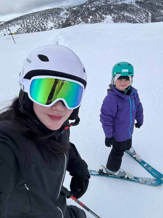 7 Potret Alice Norin Rayakan Anniversary Pernikahan, Seru Main Ski di Gunung Hotham