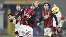 Gelandang AC Milan, Samu Castillejo bersaing memperebutkan bola dengan gelandang Torino, Tomas Rincon pada babak 16 besar Coppa Italia 2020/2021 di San Siro, Rabu (13/1/2021) dini hari WIB. Laga terkunci 0-0, AC Milan menang 5-4 atas Torino di babak adu penalti. (AP Photo/Antonio Calanni)