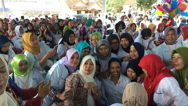 Menteri BUMN Rini Soemarno berkesempatan menyapa langsung ratusan nasabah program Membina Ekonomi Keluarga Sejahtera (Mekaar) di Tasikmalaya. Foto: Dok Kementerian BUMN