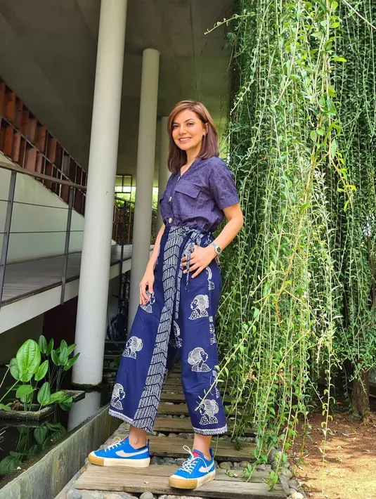 kemeja berwarna navy dengan detail kancing berwarna nude sangat manis untuk dipasangkan dengan celana batik, (instagram/najwashihab)