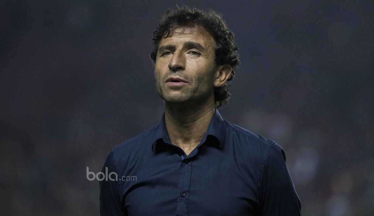 Ekspresi Luis Milla tegang sesaat sebelum laga persahabatan antara Timnas Indonesia melawan Puerto Rico. (Bola.com/Vitalis Yogi Trisna)