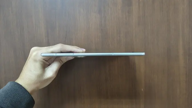 <p>Tampak sisi samping vivo X Fold 5 ketika lipatannya dibuka. (Liputan6.com/Anka Fergy Agustian)</p>