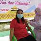 Warga binaan di Lapas Perempuan Pekanbaru mendapat suntikan vaksin Covid-19. (Liputan6.com/M Syukur)
