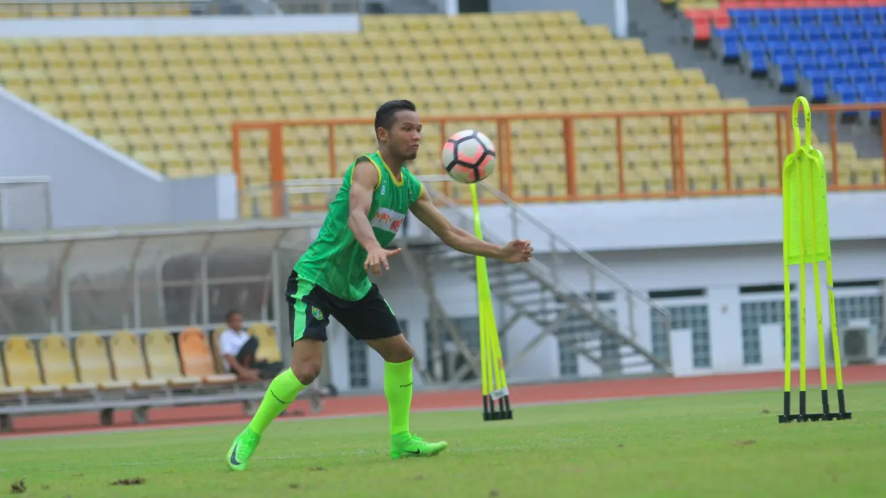 Penyerang Persebaya, Oktavianus Fernando