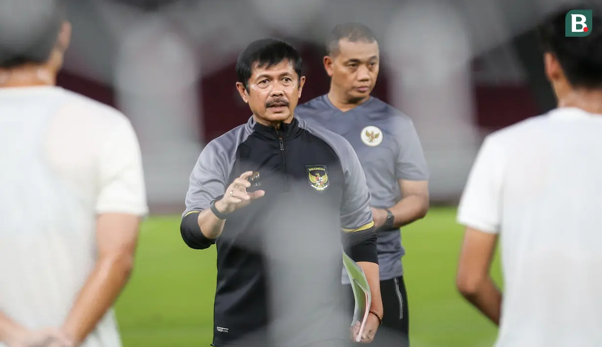 Sejumlah pemain Timnas Indonesia U-22 melakukan latihan resmi menjelang pertandingan uji coba internasional melawan Timnas Lebanon U-22 di Stadion Utama Gelora Bung Karno (SUGBK), Senayan, Jakarta, Kamis (13/04/2023). Laga tersebut rencananya akan berlangsung pada Jumat (14/04/2023) sebagai bagian dari persiapan SEA Games 2023 di Kamboja. (Bola.com/Bagaskara Lazuardi)