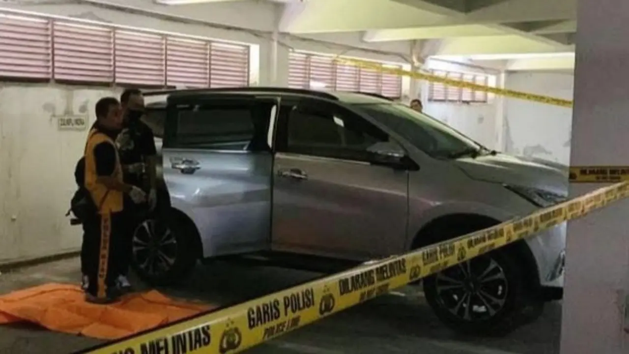 Mobil tempat penemuan mayat di basement DPRD Riau di Jalan Jenderal Sudirman, Pekanbaru.