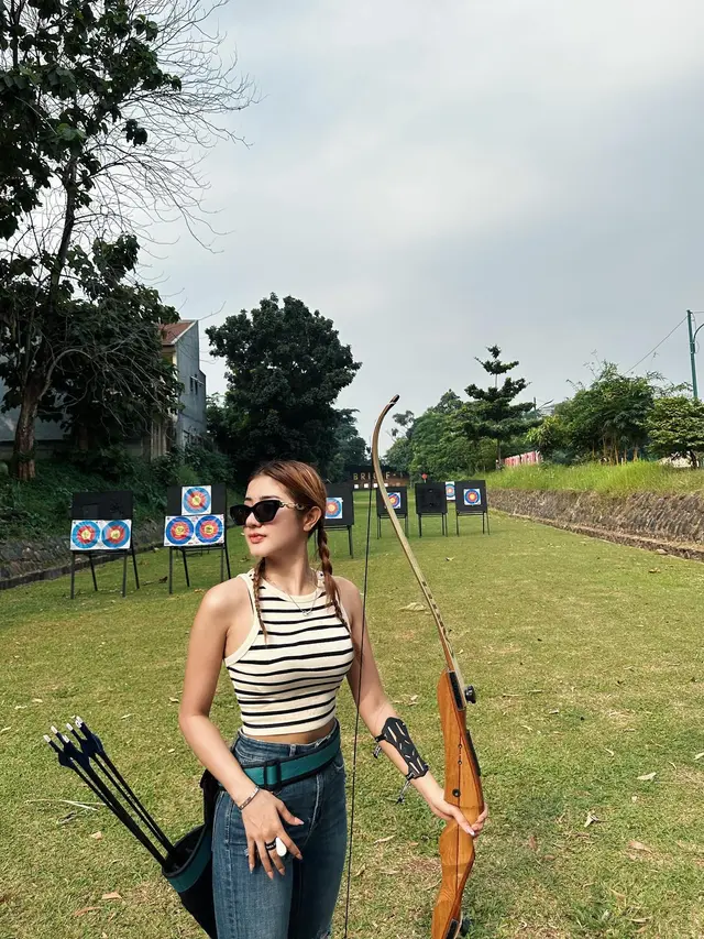 Tampil Keren, Ini 7 Potret Ghea Youbi Latihan Panahan yang Tuai Banyak Pujian
