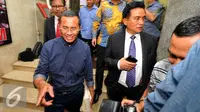 Dahlan Iskan dan Yusril Ihza Mahendra usai mendatangi Bareskrim Mabes Polri, Jakarta, Senin (22/6/2015). Dahlan diperiksa sebagai saksi dalam dugaan korupsi pengadaan BBM High Speed Diesel PT PLN tahun 2010. (Liputan6.com/Yoppy Renato)