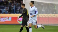 Aksi Cristiano Ronaldo dan Lionel Messi pada laga persahabatan Riyadh All Star XI kontra  Paris Saint-Germain di Stadion King Fadh, Riyadh, Jumat (20/1/2023) dini hari WIB. (AFP/Giuseppe Cacahe)
