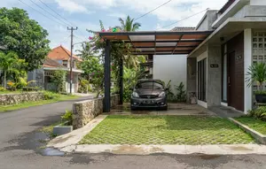 8 Inspirasi Carport Berlantai Grass Block, Cocok untuk Rumah Modern Minimalis