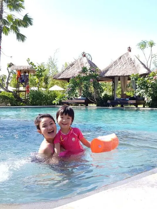 Nah, kalau yang satu ini Panda dan Alika sedang menikmati ademnya air kolam renang di tengah panas yang mencekam. Tidak peduli dengan panas terik matahari, namun keduanya tetap senang menikmati. (Instagram/pandasuper)