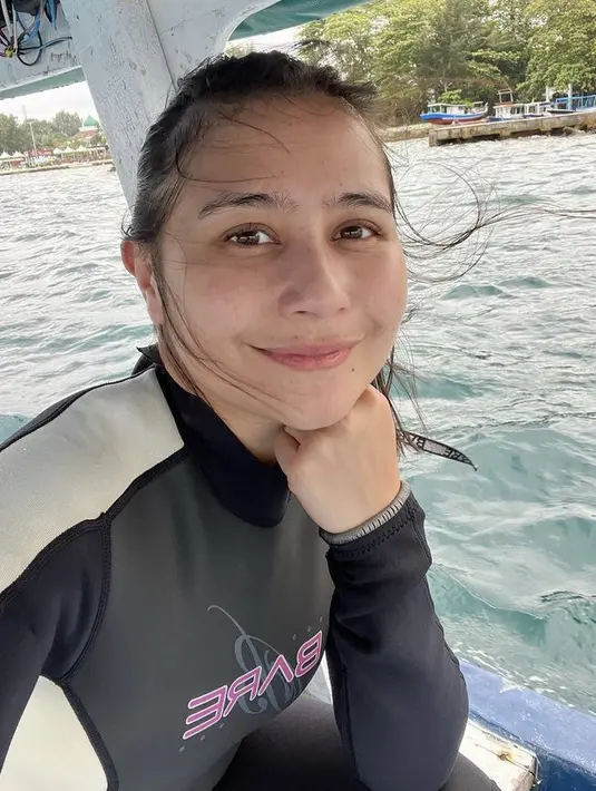 Dari potret tersebut, Prilly mengikat rambutnya ke belakang. Kecantikan tanpa makeupnya pun dibuktikan dalam foto tersebut. (@prillylatuconsina96)