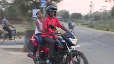 Seorang pria bertangan satu memiliki beberapa trik agar bisa tetap mengendarai motor.