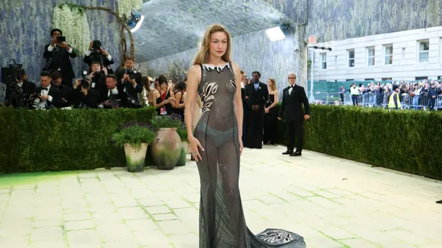 Gigi Hadid Tampil Glamor di Met Gala 2026. Photo by ANGELA WEISS / AFP