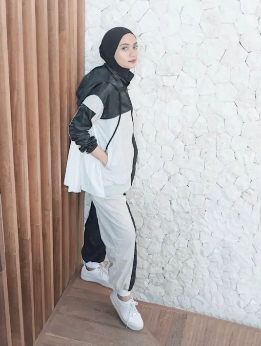 Kamu dapat tampil stylish saat berolahraga, one set olahraa berbahan parasut dengan motif hitam putih adalah monochrome look yang terbaik. (instagram/ayudiac)