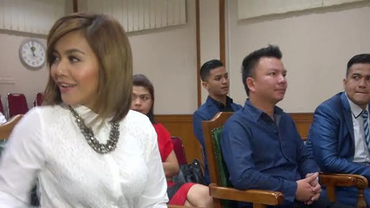 Denada dan suami di Pengadilan Agama Jakarta Selatan (liputan6.com/Rizky Aditya Saputra)
