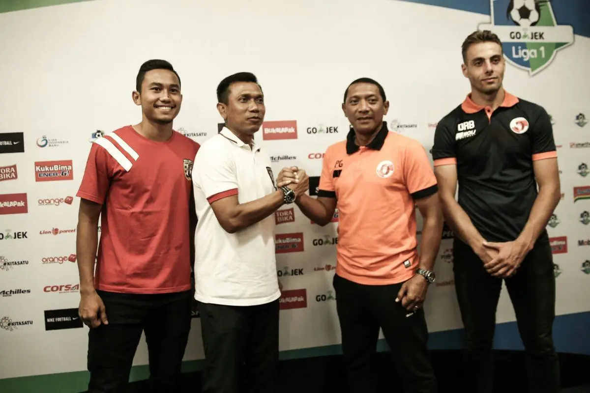 Pelatih Bali United, Widodo Cahyono Putr dan pelatih Perseru Serui, I Putu Gede