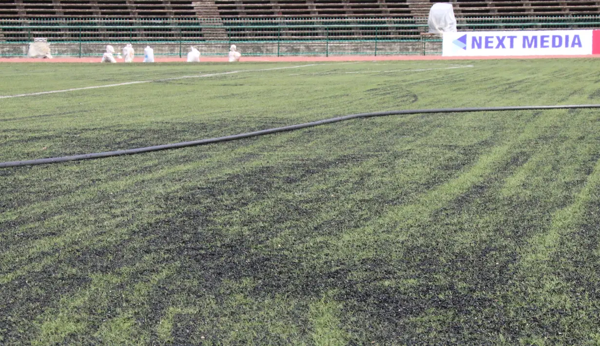 Kondisi rumput dari Stadion National Olympic di Phnom Penh, Rabu (20/2). Stadion ini menjadi salah satu venue yang menggelar laga Piala AFF U-22 2019. (Bola.com/Zulfirdaus Harahap)