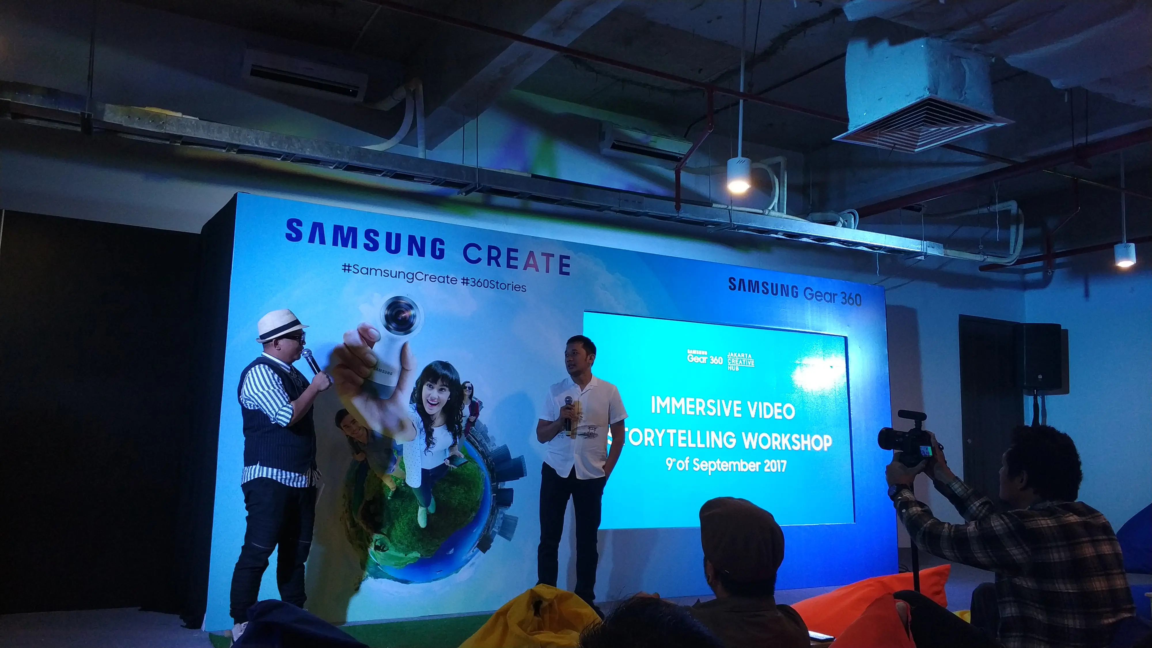 Sutradara Hanung Bramantyo sebagai salah satu speaker di workshop Samsung Create dengan teknologi Gear 360 (Liputan6.com/ Agustin Setyo W)