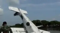 Pesawat latih sipil jenis Cessna, jatuh di area tambak di Demak.