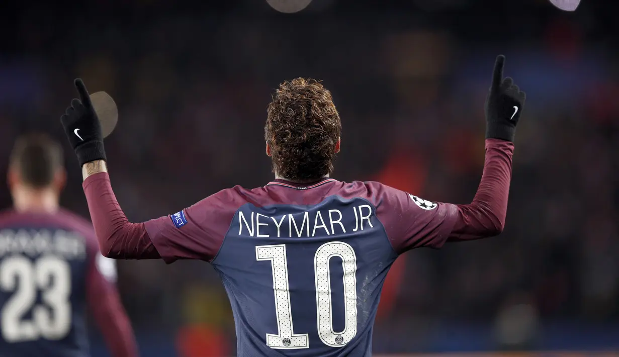 Bintang PSG, Neymar merayakan golnya ke gawang Celticc pada laga grup B Liga Champions di Parc des Princes stadium, Paris, (22/11/2017). PSG menang telak 7-0. (AP/Christophe Ena)