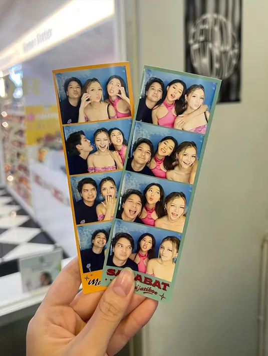 Keseruan Baskara, Gabriella, dan Violetta dalam sesi photo box sukses menarik perhatian warganet. Foto-foto mereka yang beredar di media sosial pun mendapat banyak komentar positif. Kekompakan ini semakin membangun antusiasme terhadap film yang mereka bintangi bersama.  (Liputan6.com/IG/@gabriellaekaputri)
