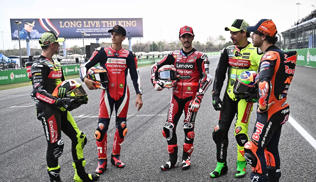 Kondisi tersebut membuat peluang juara kembali terbuka lebar bagi para pesaing seperti Alex Marquez, Marco Bezzecchi, serta pendatang baru Toprak Razgatlioglu dan Diogo Moreira. Tampak dalam foto, (dari kiri ke kanan) Pembalap Italia Pertamina Enduro VR46 Racing, Fabio Di Giannantonio; pembalap Italia Honda HRC Castrol, Luca Marini; pembalap Italia Ducati Lenovo Team, Francesco Bagnaia; pembalap Italia Pertamina Enduro VR64 Racing, Franco Morbidelli; dan pembalap Italia Red Bull KTM Tech 3, Enea Bastianini, berinteraksi saat sesi foto grup di Sirkuit Internasional Buriram, Thailand pada Kamis 26 Februari 2026. (Lillian SUWANRUMPHA/AFP)