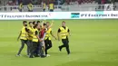 Penyusup tersebut kemudian memeluk Garnacho sembari melakukan selfie. Namun tak lama kemudian penyusup tersebut berhasil diamankan oleh petugas. (Bola.com/Muhammad Iqbal Ichsan)