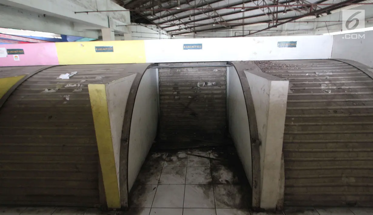 Suasana toko dan kios yang tutup di Blok G Pasar Tanah Abang, Jakarta, Sabtu (23/12). PD Pasar Jaya berencana merobohkan bangunan Blok G Pasar Tanah Abang, Jakarta Pusat. (Liputan6.com/Angga Yuniar)