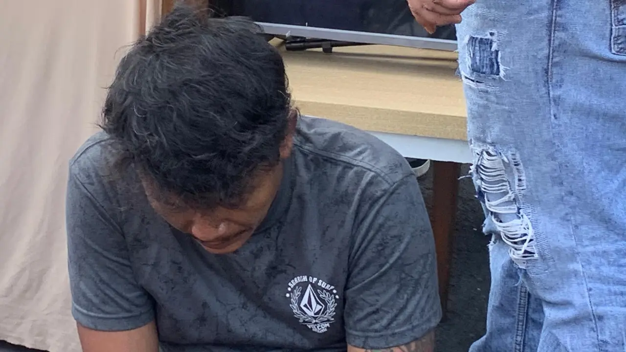 Willi (46), salah satu orang yang turut diamankan polisi dalam penggerebekan di Kampung Muara Bahari, Tanjung Priok, Jakarta Utara (Nur Habibie/Merdeka.com)