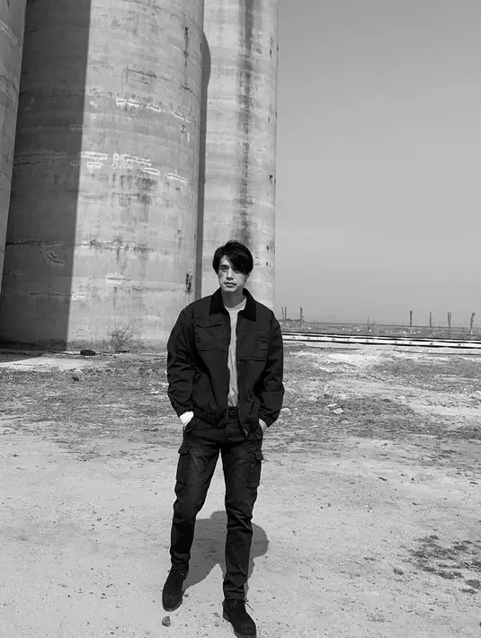 Lee Dong Wook di balik layar serial "A Shop For Killers". [Foto: Instagram/leedongwook_official]