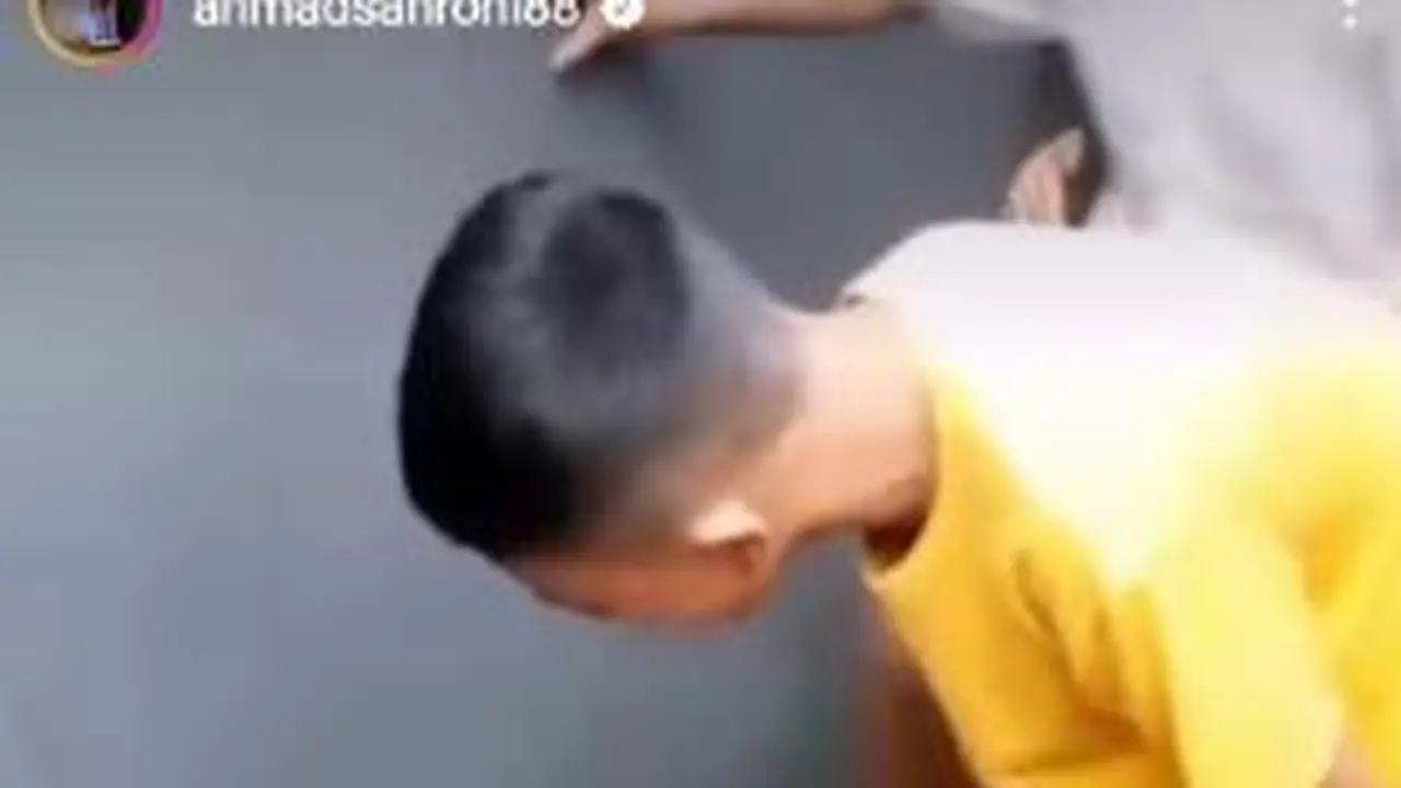 Video rekaman aksi bully atau perundungan yang menimpa dua orang anak SMP di Kota Bandung viral di media sosial.